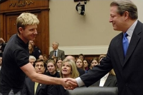 El escptico ecologista Bjorn Lomborg (a la izquierda) estrecha la mano de Al Gore.