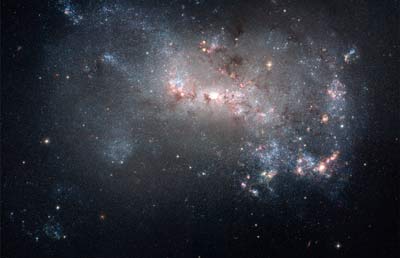 Explosión de formación de estrellas en la galaxia enana NGC4449. Crédito HST/NASA/ESA.