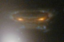 Espejismo de una galaxia lejana distorcionada por el cúmulo Abell 687. Crédito: Hubble ST/NASA.