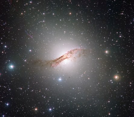 La extraodinaria galaxia Cantauro A (NGC 5128). Crédito: ESO/La Silla.