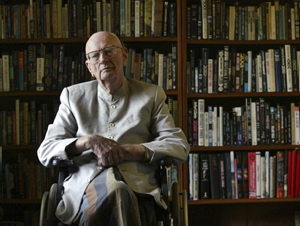 Arthur C. Clarke en su biblioteca. AP.