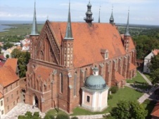 La catedral amurallada de Frombork, donde fueron sepultados los restos de Copérnico. Crédito: Jorge Ianiszewski.