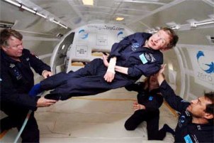 El Profesor Hawking flota en caída libre.