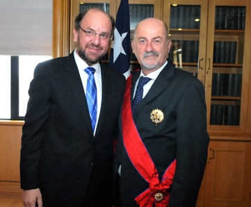 Ministerio de Relaciones Exteriores de Chile condecora a Massimo Tarenghi.