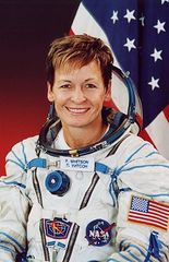 Peggy Withson de NASA, la primera mujer comandante de la EEI.