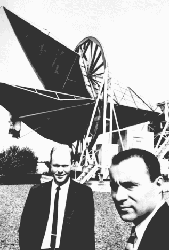 Penzias y Wilson frente a la antena con la que descubrieron el Fondo Csmico de Microndas