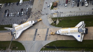 Los trasbordadores espaciales Discovery y Endeavour se cruzan por última vez en la loza del Centro Espacial Kennedy. Crédito: NASA.