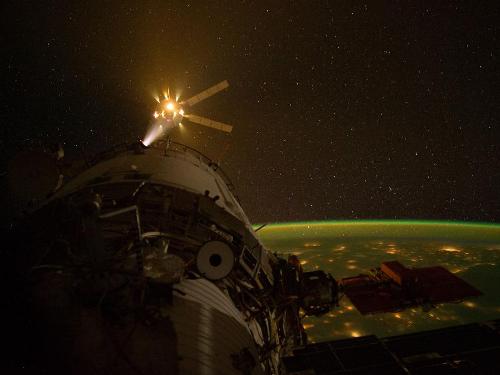 El ATV-3 atraca en la EEI.  (Haga click en la imagen para agrandar.) Foto NASA.