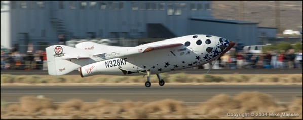 La nave SpaceShipOne aterrizando en la pista de Mojave luego de uno de sus exitosos vuelos. (Imagen: Mike Masee) 
width=