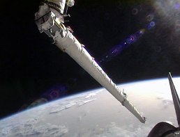 El brazo robótico del trasbordador Endeavour. Foto NASA.