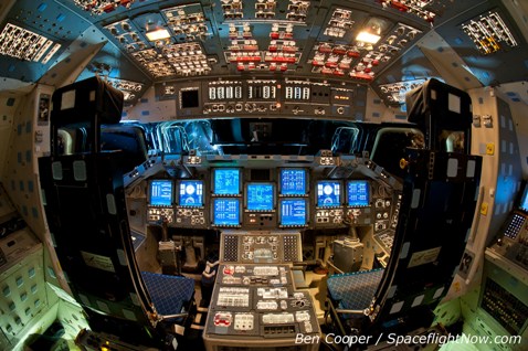 La cabina del Endeavour (haga click para agrandar). Crédito: Spaceflightnow.com.
