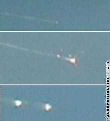 Imagenes tomadas por un fotógrafo aficionado muestran cómo el transbordador Columbia de la NASA se desintegra a medida que pasa sobre Dallas, Texas, el sábado 1 de febrero, cuando se dirigía a aterrizar en el Centro Espacial Kennedy.