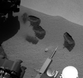 En la superficie de Marte se pueden ver las huellas de las tres cucharadas de muestras que tomó el rover. (Fotos: NASA).