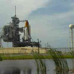 El Trasbordador Discovery de la NASA, un camión orbital espera en su plataforma. Crédito: NASA.