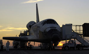 El Discovery reposa en la loza de la Base Edwards, California. Imagen NASA.