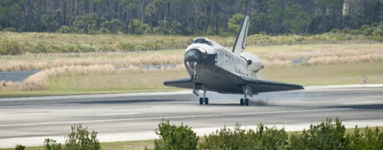 El Discovery aterriza en el Centro Espacial Kennedy. Foto NASA.