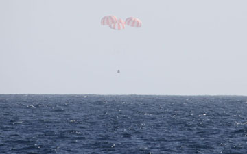 La cápsula Dragon, de  SpaceX, desciende en el Pacífico. Crédito: NASA.