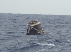 Carguero Dragon flota en el Pacífico tras su reingreso a la superficie. Crédito: NASA.