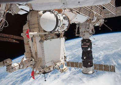 El Módulo Rassvet es acoplado a la EEI por la Canada Arm, atrás nave Progress acoplada al módulo ruso Pir. NASA. (Haga click en la imagen para agrandar.)