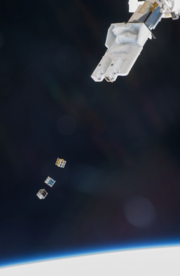 Tres nanosatélites, tipo Cubesats, son lanzados desde la EEI. NASA.  (Haga click en la imagen para agrandar).