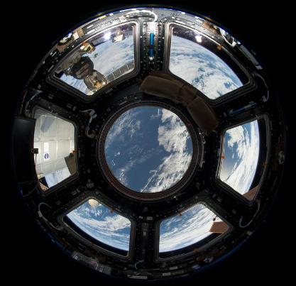 Vista de la Tierra desde la Cupola. Haga click en la imagen para agrandar. Crédito: NASA.