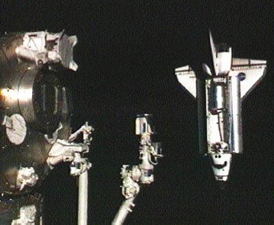 El Trasbordador Espacial Endeavour se apresta a atracar en la Estación Espacial Internacional, a 350 kilómetros de altura.