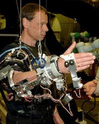 El astronauta europeo Christer Fuglesang trabajando con un exoesqueleto. ESA.
