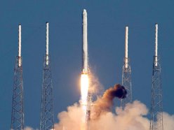 Lanzamiento del cohete Falcon 9 y la nave privada Dragon, desde Cabo Cañaveral, por la compañia SpaceX.