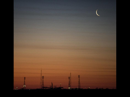 La luna en menguante sobre Baikonur.
