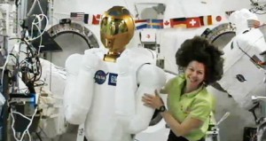 Catherine Coleman de la Expedición 27 desempaca a Robonaut2. Crédito:NASA.