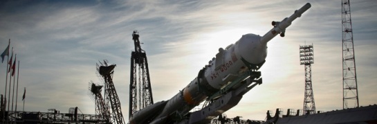 El cohete Soyuz con la Soyuz TM-13 son levantadas para el lanzamiento en el Cosmódromo de Baikonur.