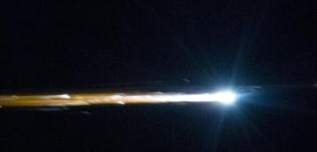 La cápsula rusa Soyuz TMA-05M con Expedición 33 desciende como un meteoro sobre Kazajstán. Crédito: NASA.