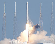 El sistema Dragon/Falcon 9 cumplió una exitosa misión de demonstración en Diciembre 2010. Crédito: NASA/Kevin O'Connell.