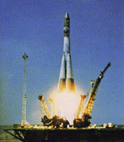 La nave Vostok1 despega con Yuri gagarin, desde Baikonur, en el primer vuelo espacial tripulado de la historia.
