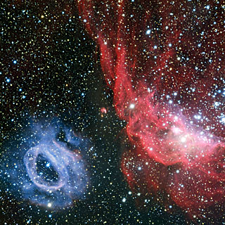 Detallada imagen que muestra dos peculiares y brillantes nubes de gas: la rojiza NGC 2014 y su vecina azulada NGC 2020 en la Gran Nube de Magallanes. Crédito: ESO.
