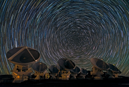 Babak Tafreshi, uno de los Fotógrafos embajadores de ESO, ha captado la imagen con tiempo de las antenas de ALMA (Atacama Large Millimeter/submillimeter Array) poniendo el centro el Polo sur Celeste. Crédito: Tafreshi/ESO.