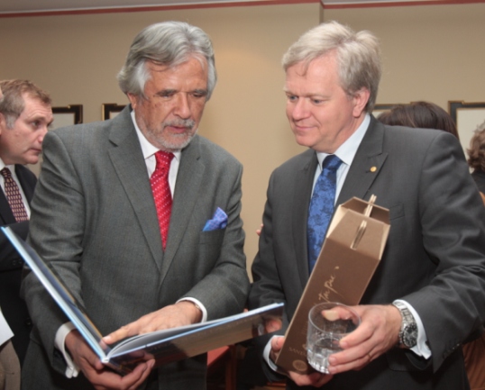 El empresario Carlos Cardoen con el astrónomo Brian Schmidt, Premio Nobel de Física 2011.