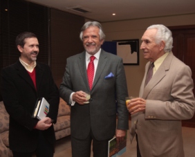 Carlos Cardoen y Tomás Moore con el astrónomo Alejandro Clocchiatti, uno de los astrónomos participantes en la investigación galardonada.