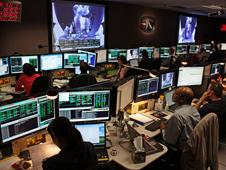 Controladores de vuelo en el Space Telescope Operations Control Center en el Centro de Vuelos Espaciales Goddard.