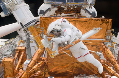 John Grunsfeld y Drew Feustel trabajando en el Telescopio Espacial Hubble. NASA.