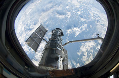 El Telescopio Espacial Hubble es soltado al espacio orbital. NASA.
