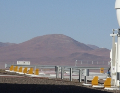 Cerro Armazones, visto desde el VLT de cerro Paranal. Imagen: Jorge Ianiszewski, 21 Junio, 2009.