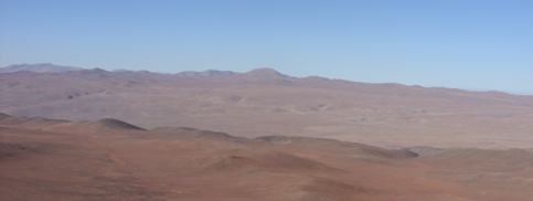Panorámica de la Sierra Vicuña Mackenna, donde se destaca cerro Armazones. Imagen: Jorge Ianiszewski.