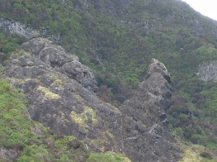 Rocas con aspecto de esculturas en la Isla Juan Fernández, Chile. Crédito: Jorge Ianiszewski, Nov. 2012.