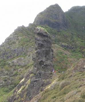 Inmensas rocas con aspecto de esculturas en la Isla de Juan Fernández, Chile. Crédito: Jorge Ianiszewski, Nov. 2012.