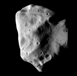 El asteroide Lutetia visto desde cerca por la sonda europea Rosseta. ESA.