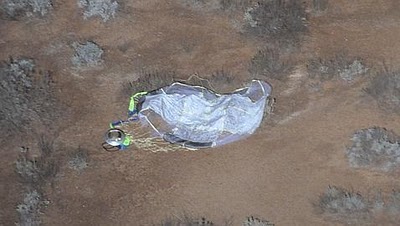 
La cpsula de la sonda Hayabusa, tras descender con un paracaidas en el desierto de Australia. Crdito: ISAS