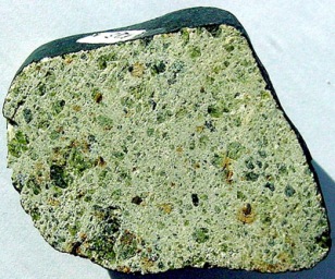 Trozo del meteorito diogenita rico en metales Johnstown, aserrado.