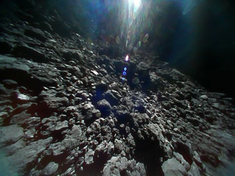 La superficie del asteroide Ryugu, vista por la sonda Minerva 2 luego de su aterrizaje. Créditos: Hayabusa2/Jaxa.