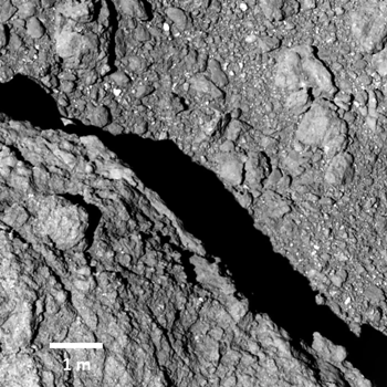 La imagen de mása alta resolución del asteroide Ryugu, tomada desde 60 metros de altura por la sonda japonesa Hayabusa2. Créditos: Hayabusa2/Jaxa.